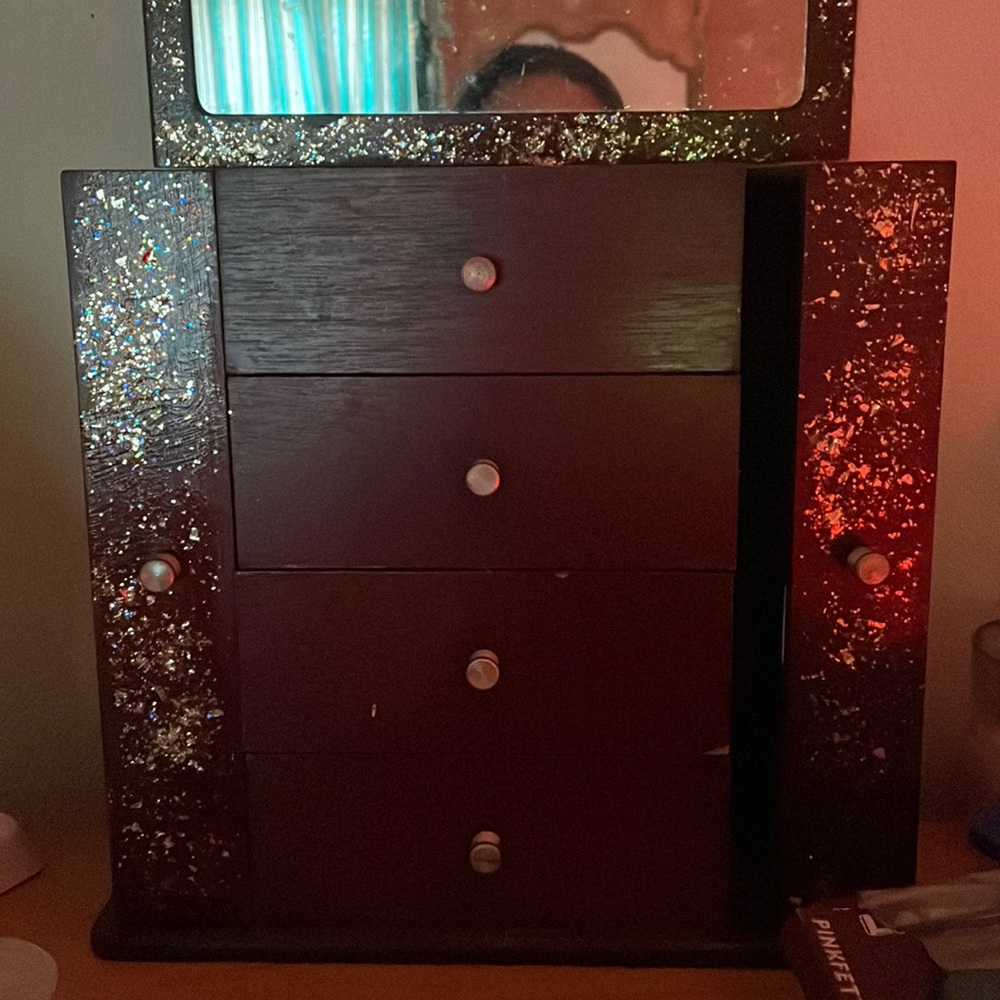 Wooden jewelry box